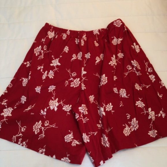 Lands' End Red and White Flower Shorts - Picture 3 of 3